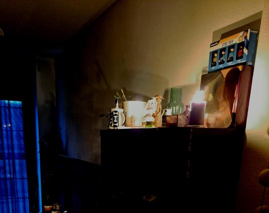 Fotografía del salón de casa iluminado por velas
