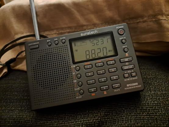 La radio a pilas sintonizada en el 88.2, Radio Nacional