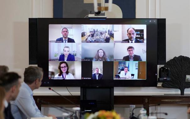 Mitsotakis urges Greek doctors in the US to return