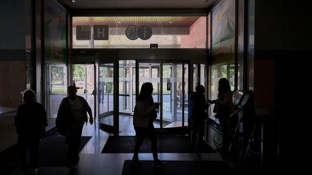 Amid major outage, health workers in Spain and Portugal adapted to provide urgent care without power