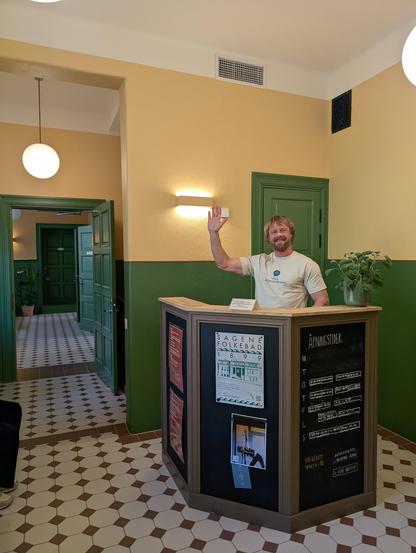 Den alltid blide Håvard Grastveit tar i mot badegjester i resepsjonen på Sagene folkebad.