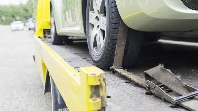 Three Georgians go in to steal a store and stop them when they recover the car that had taken the crane