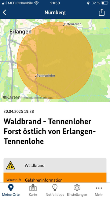 Screenshot der Katastrophen Schutz App „Nina“. Auf einer Karte ist mit orangenem Kreis der Ort des Waldbrands bei Erlangen eingezeichnet.