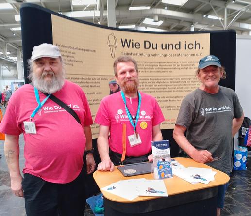 Foto zeigt Uwe, Pepe, Lutz von der Selbstvertretung wohnungsloser Menschen e.V. am 1.5.2025, am Stand in Halle 6.​