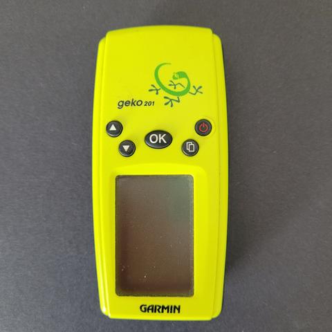 Foto eines alten, quietschgelben GPS-Handempfängers, ein Garmin geko 201.