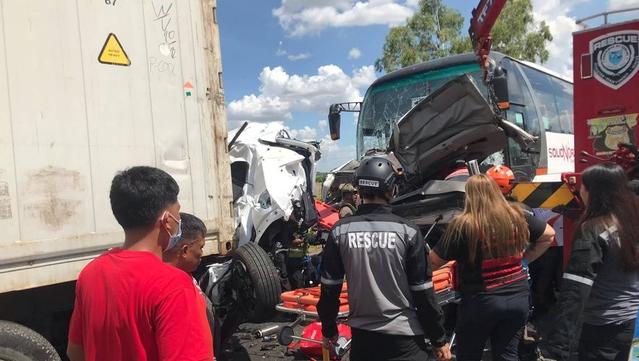 Il percute de plein fouet des véhicules arrêtés au péage sur l’autoroute et tue 10 personnes : quatre enfants parmi les victimes, le chauffard s’est endormi au volant