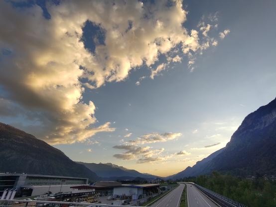 Foto. Berglandschaft mit Wolke und Autobahn.