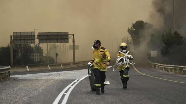 Flammen verdunkeln den Himmel über Jerusalem: Die israelische Feuerwehr kämpft gegen schwere Waldbrände.