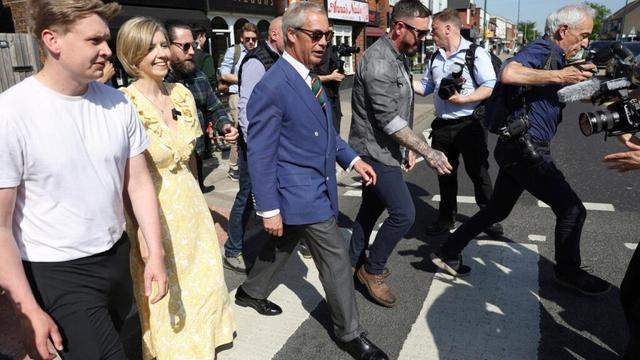 Farage treibt Labour und Tories bei Kommunalwahlen vor sich her