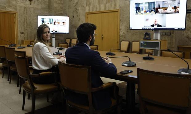 La vicepresidenta y ministra para la Transición Ecológica Sara Aagesen se reúne por videoconferencia con la ministra de Medio Ambiente lusa, María da Graça Carvalho, el 2 de mayo de 2025. (Sergio Pérez / EFE)