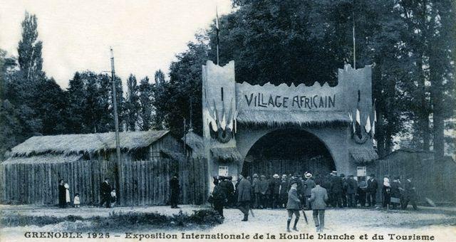 Carte postale de l’exposition internationale de la houille blanche et du tourisme en 1925 à Grenoble, l'entrée du village africain, "Zoo humain", des attractions foraines itinérantes furent présentées au début du 20e siècle dans de nombreuses villes. ©AFP - Gusman/Leemage