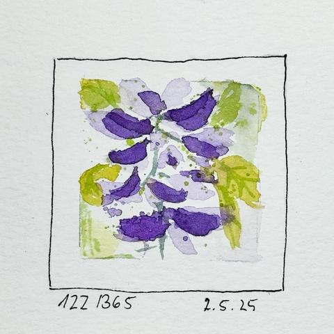 Ein kleines Aquarell mit violetten Blüten und grünen Blättern, umgeben von sanft verlaufenden Farben. Das Kunstwerk ist von einer skizzenhaften Umrandung umgeben und enthält am unteren Rand ein Datum und eine numerische Notation.