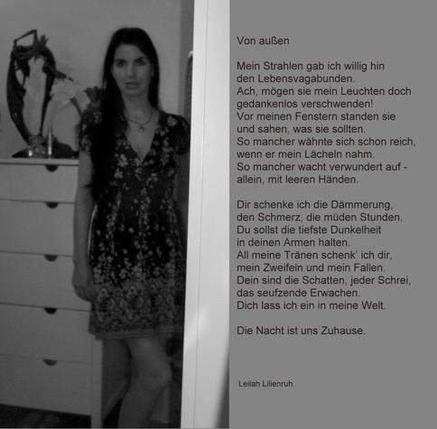 Meine Eine in dämmrigen Zimmer. Daneben Gedicht "Von außen"