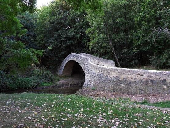 Pont sur la Morge dit Pont Romain à #LeCheix (#PuyDeDôme) Ce pont, appelé pont romain, est un ouvrage de la fin du Moyen-Age (15e ou début du XVIe siècle) , présentant un dos d'âne accusé. Ce pont est formé d'u...
Suite 👉 https://monumentum.fr/monument-historique/pa00091976/le-cheix-pont-sur-la-morge-dit-pont-romain
#Patrimoine #MonumentHistorique
Photo CC-BY-SA 4.0 : Patrick Boyer