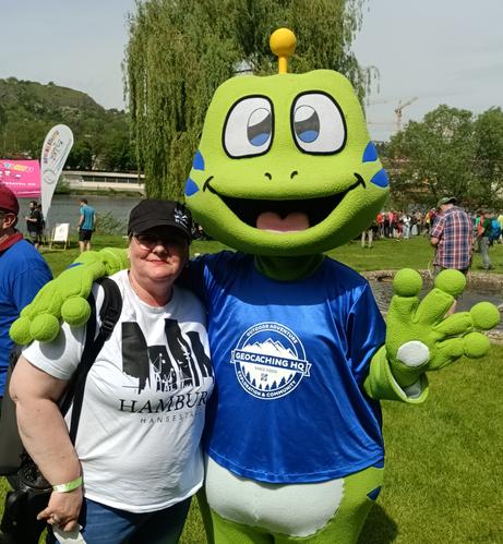 Ich stehe neben dem Maskottchen 'Signal' der Geocaching-Spiels