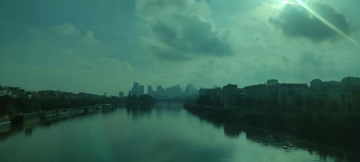 La Seine et la défense au lointain, avec ciel lourd de nuages et de pluie