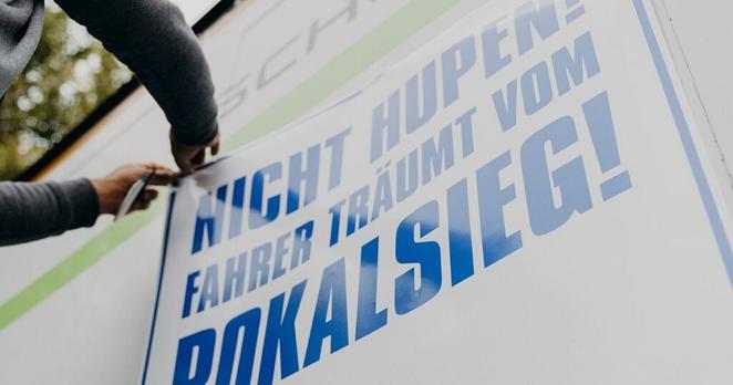 Mit kuriosen Lkw-Aufklebern macht eine Bielefelder Firma Lust auf das Pokalfinale