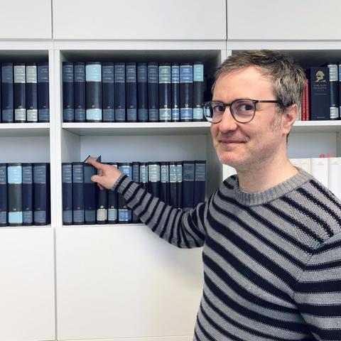 Kollege Ingo Stützle vor die Foto-Linse gezwungen, direkt vor unserer Marx-Engels-Werke-Wand —
noch viel breiter als hier sichtbar.