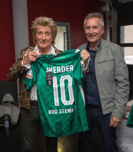 Rod Stewart bekam vor seinem Konzert in Bremen ein Werder-Trikot überreicht