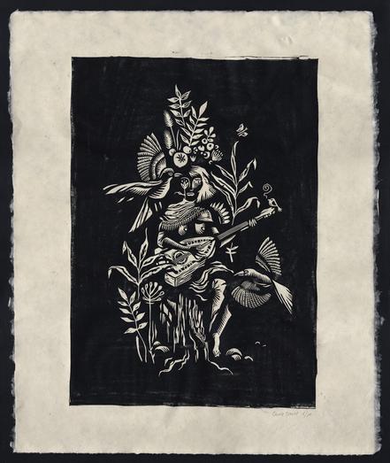 Linogravure finale d'une femme assise sur un tronc qui joue une sorte de guitare, entourée de végétations et d'oiseaux.