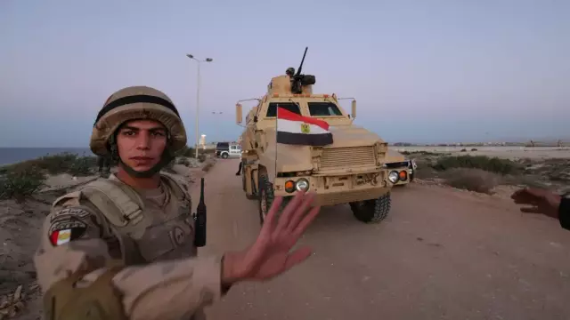 Le 11 décembre 2023. Des soldats égyptiens patrouillent à la frontière Rafah-Gaza lors de la visite des ambassadeurs du Conseil de sécurité de l’ONU.
