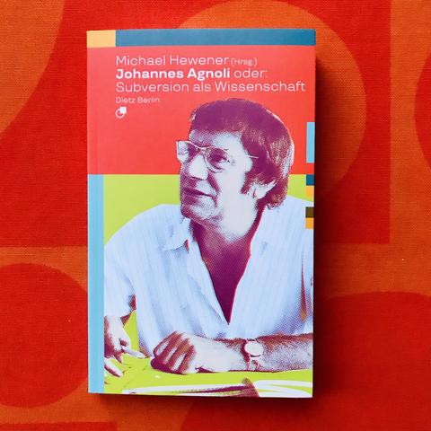 Unsere neue Biografische Miniatur »Johannes Agnoli oder: Subversion als Wissenschaft«, herausgegeben von Michael Hewener, liegt auf einem geometrischen Muster aus Kreisen und Quadraten in Rot und Orange