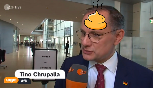 Ein Screenshot der Kindernachrichten Logo im Kinderprogramm des ZDF, wo Parteichef Chrupalla der als gesichert rechtsextrem eingestuften Partei #NoAfD seine Meinung zur Wahl des Bundeskanzlers darlegen darf. Auf seiner Stirn wurde von Beitragersteller nachträglich ein symbolischer Kackehaufen eingefügt.