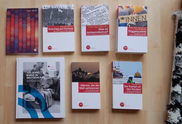 Fünf Taschenbücher, ein Jahresplaner, und ein gebundenes Buch aus dem Verlag der Bundeszentrale für politische Bildung. Die Titel der Bücher sind:

Anschlag auf Olympia
Was ist Antisemitismus?
Triggerpunkte
Männer, die die Welt verbrennen
Der Kampf um den Nordpol
100 Jahre Radio in Deutschland