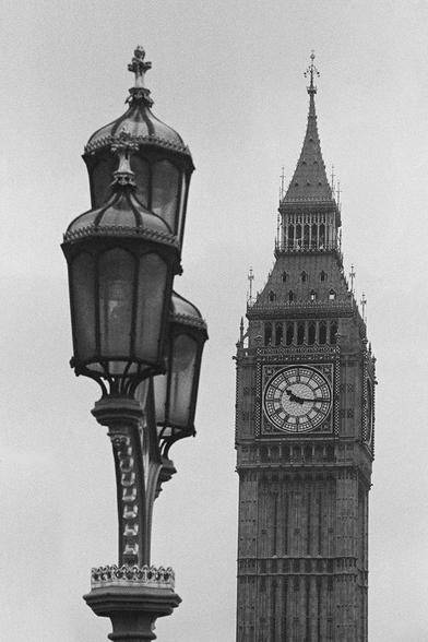 Aufnahme nur mit dem Turm vom Houses of Parliament mit der Big Ben Glocke und einer Straßenlaterne davor.