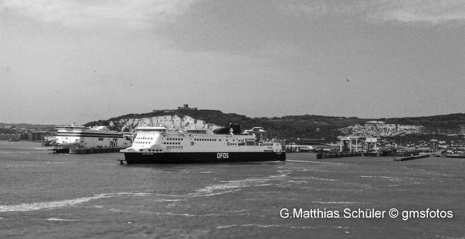 Schwarzweiß, Schiffe im Hafen in Dover
