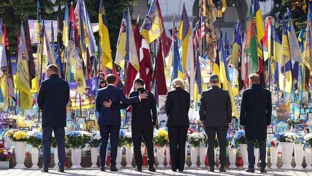 Els líders europeus han participat en un homenatge als soldats ucraïnesos caiguts en combat (Reuters/Stefan Rousseau/Pool)
