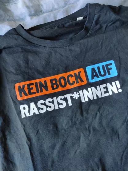 T-Shirt, auf dem in typischen congstar Werbefarben steht: Kein Bock auf Rassist*innen!