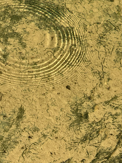 Pattern op traces under the water surface
