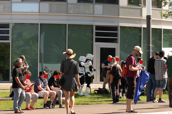 Zwei Menschen in den schwarz-weißen Rüstungen der Sturmtruppen / Star Wars stehen auf einem Stück Rasen