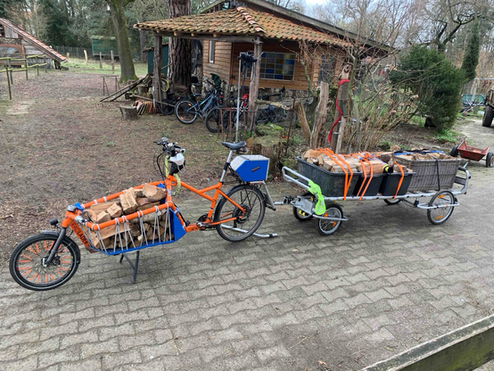 Lastenrad mit #Fahrradanhänger , 2 achsig  mit Auflaufbremse,  5,4m Gespannlänge beladen mit Kaminholz in Wannen.