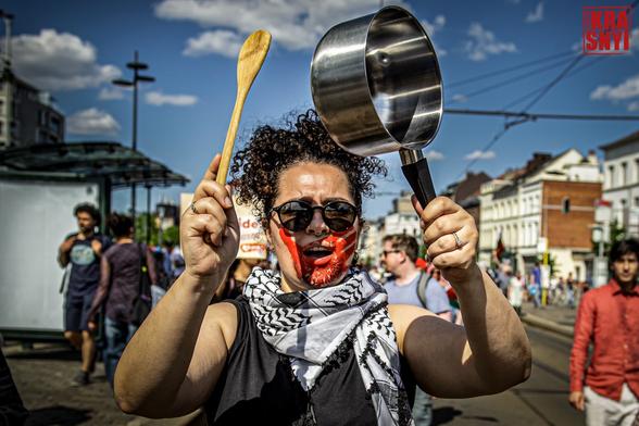 Une manifestante tape sur une casserole
