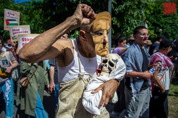 Un homme avec un masque de Netanyahou pourtant un bébé mort dans les bras.