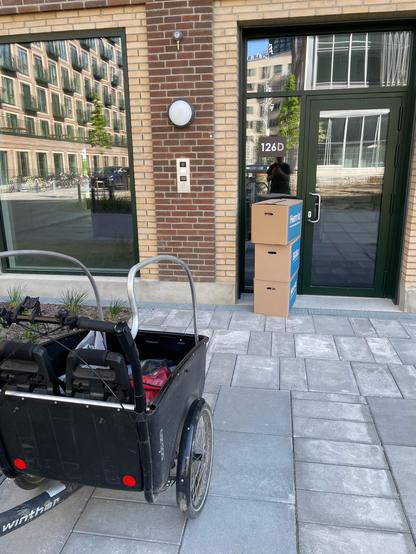 The 3 boxes have arrived at the destination.