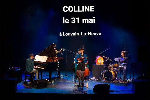Photo de Marie Lhoir, sur laquelle on voit Julien au piano, Coline tenant un alto comme une guitare avec Marta et sa contrebasse cachées derrière elle, et Zoïa derrière sa batterie. Il y a des lampions sur le piano. C'est une photo prise lors d'un concert. L'ambiance est bleue. Il y a une lampe-roulotte orange à gauche de Zoïa. Affiche avec le texte "COLLINE le 31 mai à Louvain-La-Neuve".