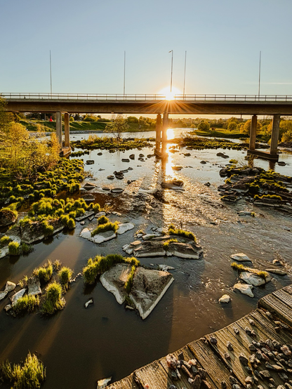 Brücke und Stromschnellen im Abendlicht