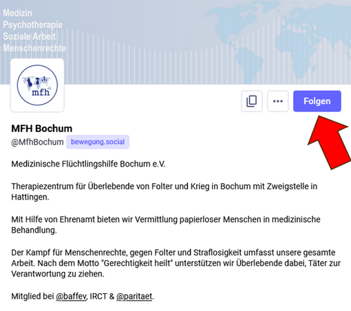 Screenshot des Profils @MfhBochum@bewegung.social mit großem roten Pfeil der auf den Folge-Button zeigt