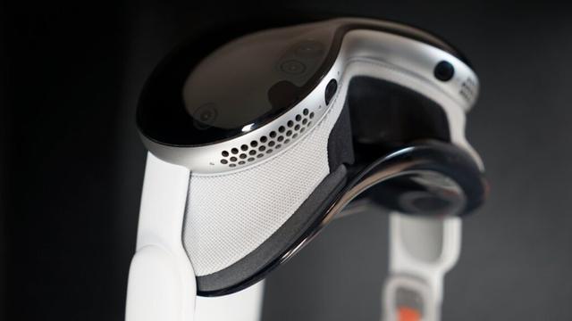 Apple Vision Pro will use eye tracking to let you scroll apps
