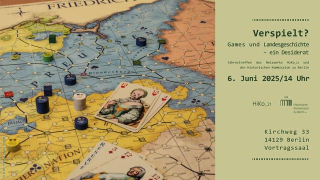 Rechts im Bild die Daten der Jahrestagung der HiKo Berlin zu Games und Landesgeschichte am 6. Juni 2025 ab 14 Uhr im Vortragssaal kirchweg 33 Berlin. Links im Bild ein Strategiespiel mit einer Karte von Brandenburg-Preußen, Spielfiguren und Karten mit historischen Persönlichkeiten.