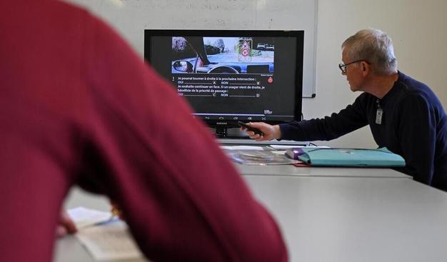 REPORTAGE. En prison, des détenus préparent le code de la route avec des bénévoles