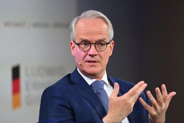Henrik Ahlers, Deutschlandchef von EY, warnt: Deutschland verliert im internationalen Wettbewerb zusehends an Boden.