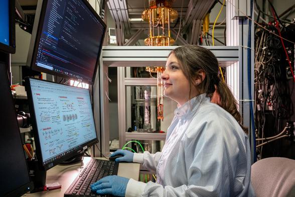 Surrounded by monitors and advanced lab equipment, Viviana Villafañe analyzes data from her quantum experiments. At TUM, she leads a young international team working at the frontier of quantum science—with diamonds at the heart of their discoveries.