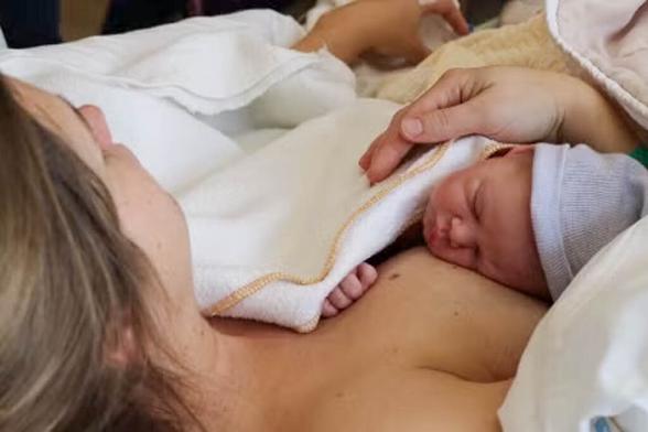  Geburt im Auto: Baby kommt auf Rücksitz zur Welt