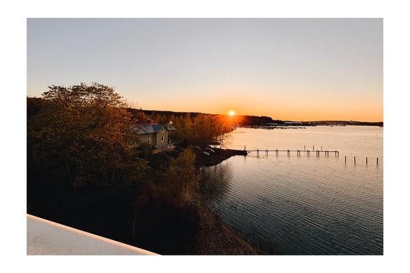 Sonne steht tief über den Meer