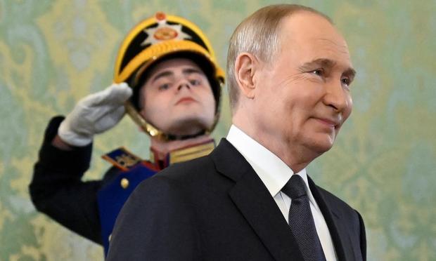 El presidente ruso, Vladimir Putin, llega a una reunión con el primer ministro de Malasia, Anwar Ibrahim, en el Kremlin, el 14 de mayo de 2025. (Alexander Nemenov / Pool via REUTERS)