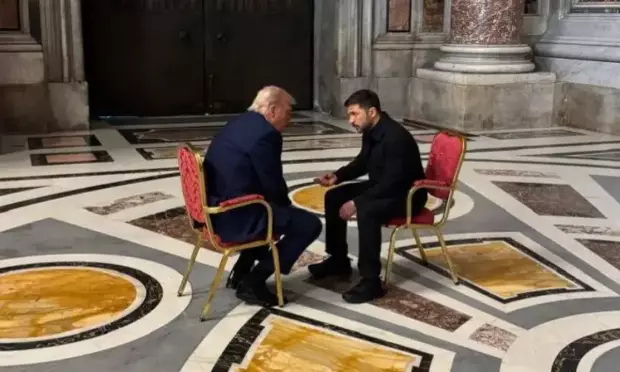 Donald Trump y Zelenski en la reunión previa al funeral del papa Francisco, en El Vaticano. (Andriy Yermak/Telegram)